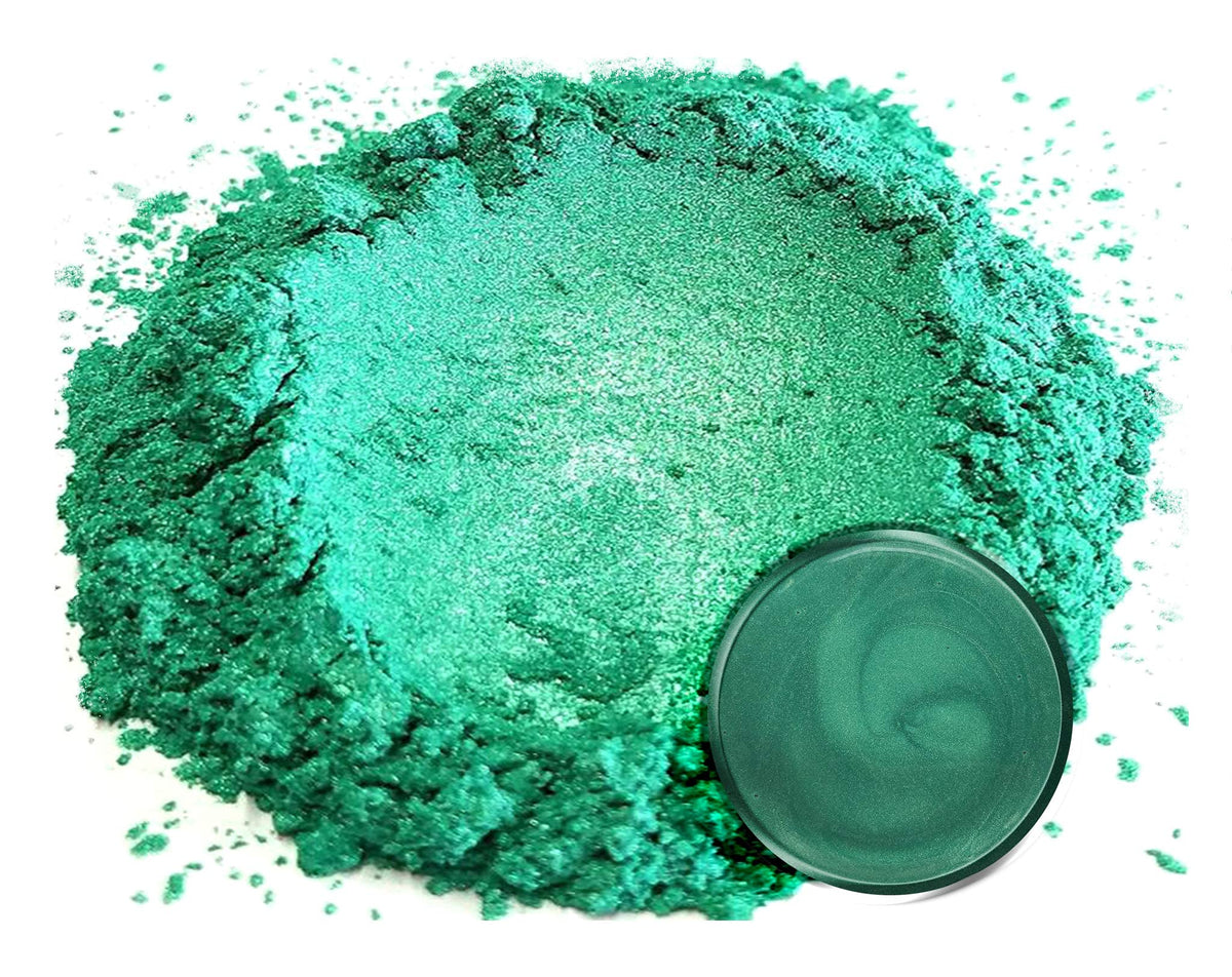 Poudre mica Eye Candy dans un pot avec une cuillère