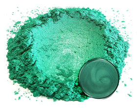 Poudre mica Eye Candy dans un pot avec une cuillère