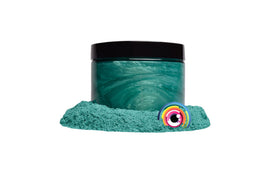 Poudre mica Eye Candy verte en mélange avec de la résine