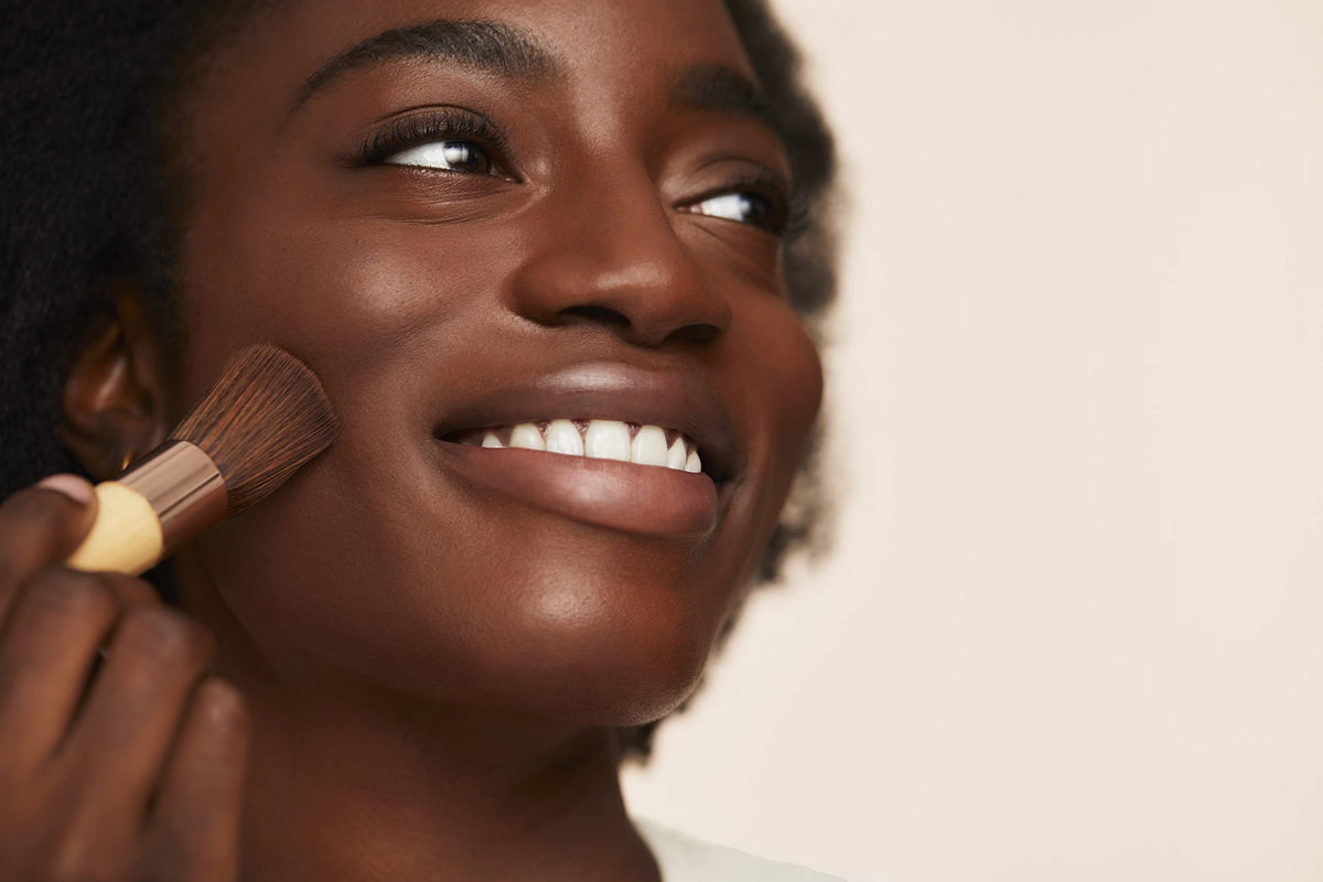 Poudre minérale jane iredale sur un fond neutre
