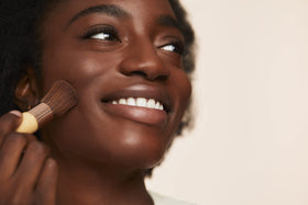 Poudre minérale jane iredale sur un fond neutre