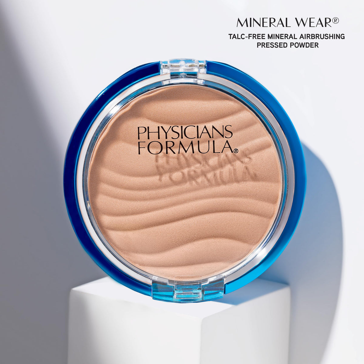 Poudre minérale pressée Physicians Formula sur une surface plane