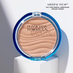 Poudre minérale pressée Physicians Formula sur une surface plane
