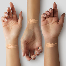 Poudre Pressée COVERGIRL Buff Beige sur une peau maquillée