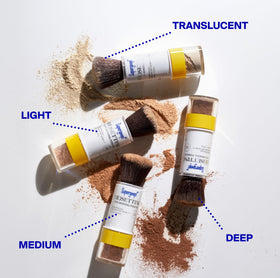 Poudre Supergoop! (Re)setting à côté de produits de maquillage
