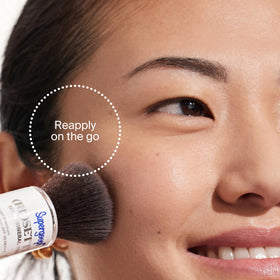 Poudre Supergoop! (Re)setting sur fond blanc