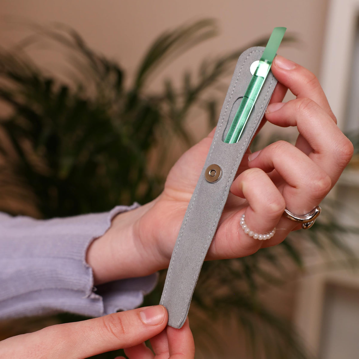 Pousse-cuticules en verre tchéque BONA FIDE BEAUTY avec nettoyage facile