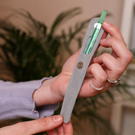 Pousse-cuticules en verre tchéque BONA FIDE BEAUTY avec nettoyage facile
