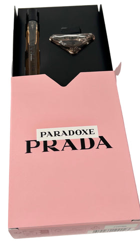 Prada Mini Paradoxe eau de parfum en contexte de voyage