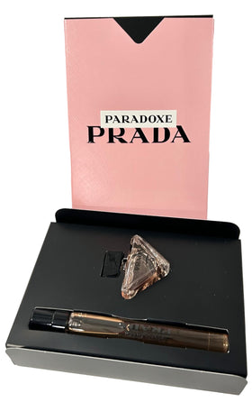 Prada Mini Paradoxe set posé sur une surface en bois