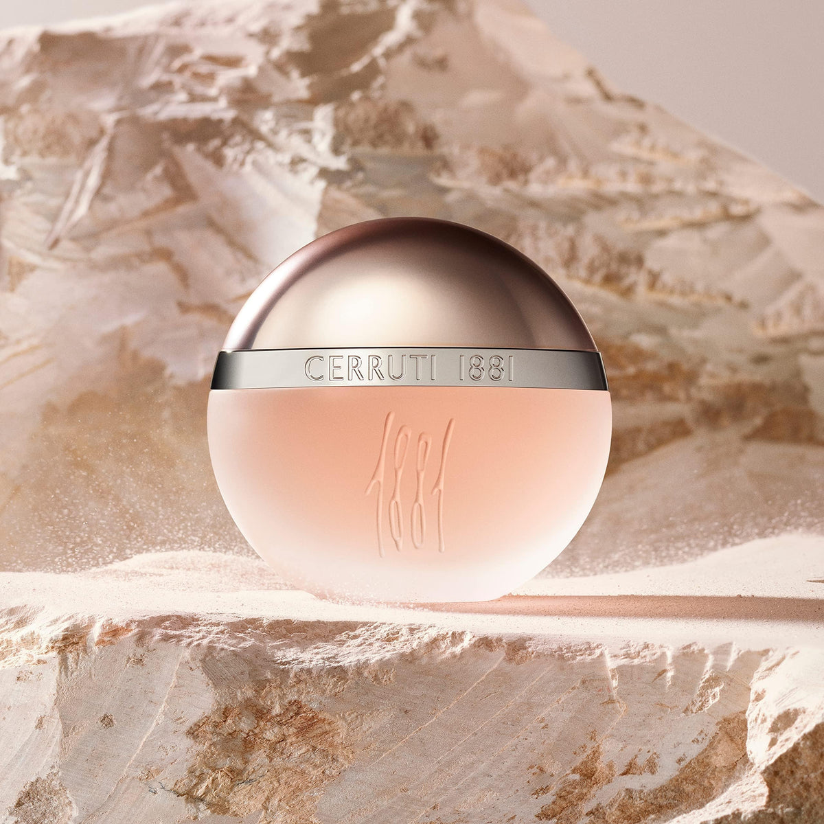 Présentation de Cerruti 1881 Eau de Toilette Femme 100 ml sur une table