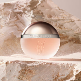 Présentation de Cerruti 1881 Eau de Toilette Femme 100 ml sur une table