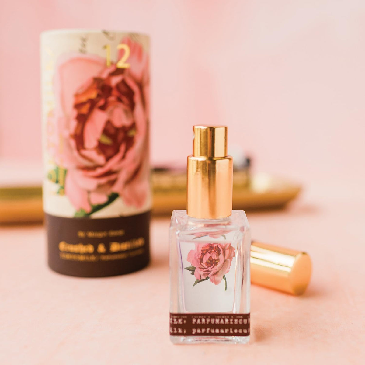 Présentation du flacon TOKYOMILK Gin & Rosewater avec fleurs