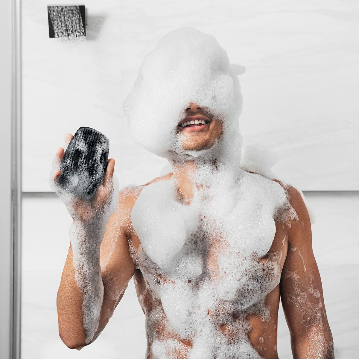 Présentation du gant de gommage MANSCAPED sur une serviette