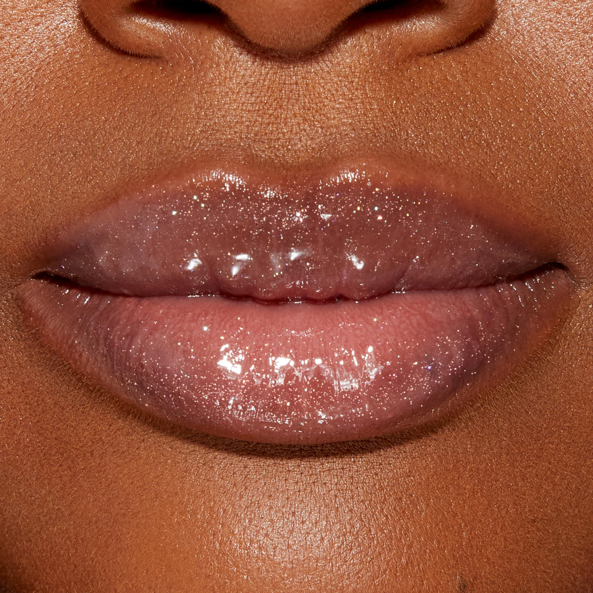 Présentation du gloss Too Faced Lip Injection sur une table de maquillage