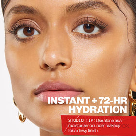 Primer Smashbox avec flacon près d'un miroir