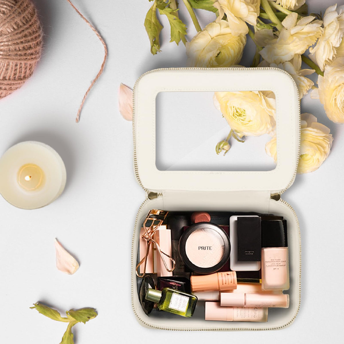 Prite pochette maquillage à côté de produits de beauté