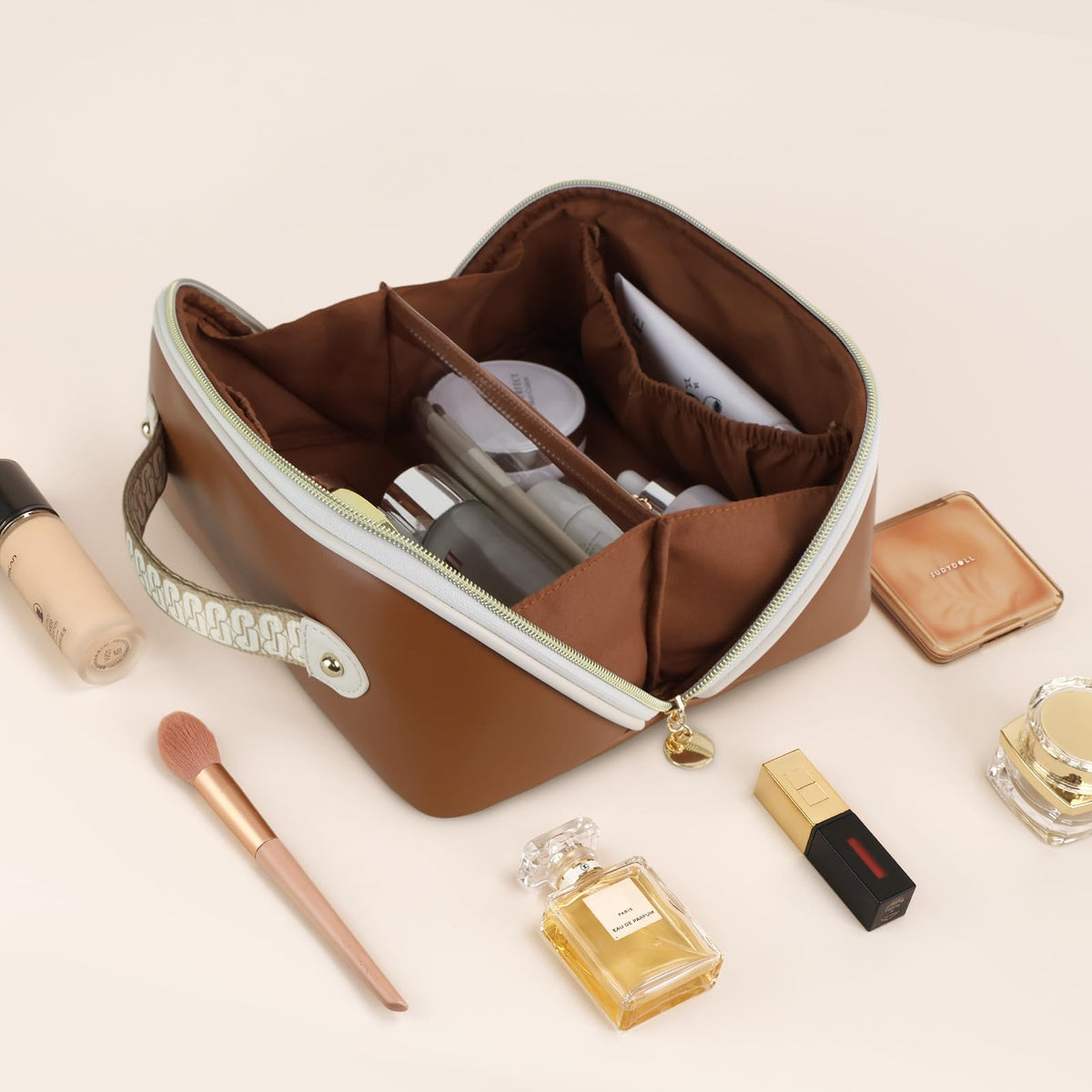 Prite trousse de maquillage sur un comptoir de salle de bain