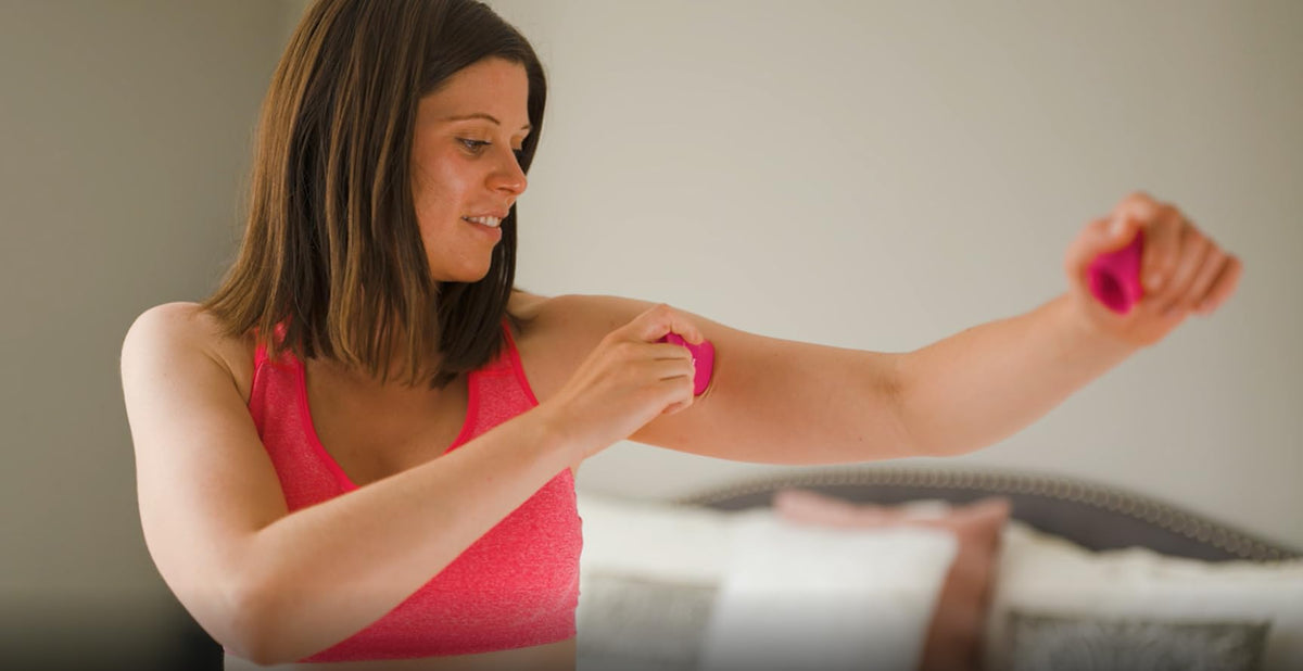 Produits BodyGlide alignés sur une table, mise en scène