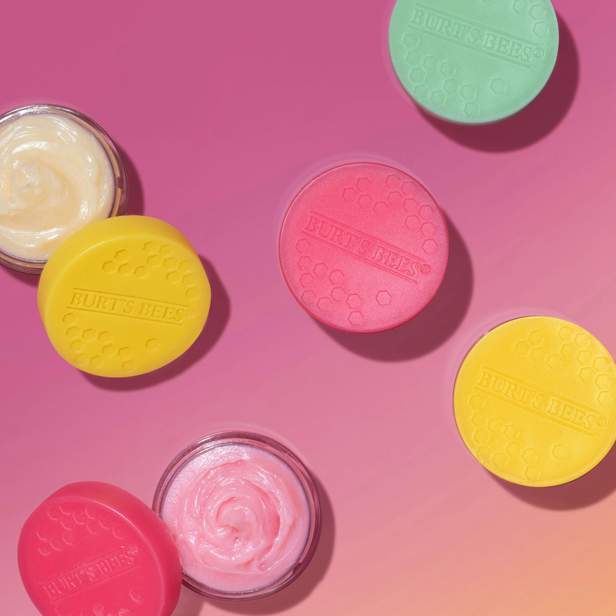 Produits Burt's Bees en situation, sur un fond apaisant