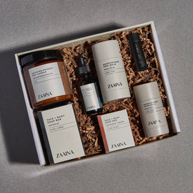 Produits de soins ZAAINA disposés sur une table en bois