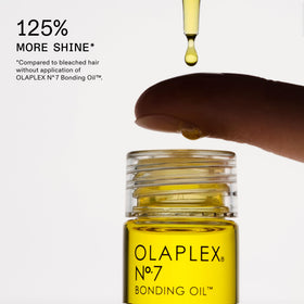 Produits Olaplex pour soins capillaires dans un environnement de salle de bain