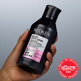 Produits Redken Acidic Color Gloss sur une étagère de salle de bain