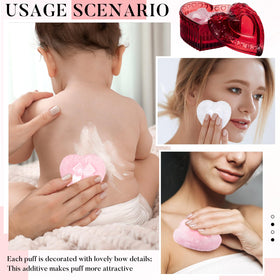 Puff en velours et conteneur en verre sur une table de maquillage