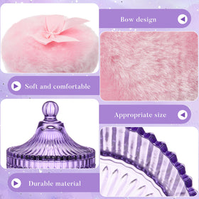Puffs en velours sur une surface élégante pour le maquillage