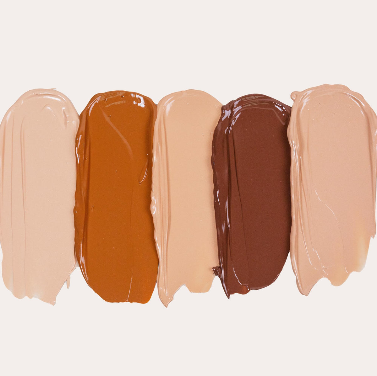PÜR MINERALS 4-en-1 Crème Hydratante Teintée SPF 20, Clair sur une table de maquillage
