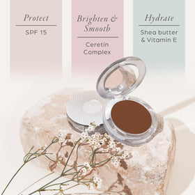 PÜR MINERALS Fond de Teint Minéral Pressé 4-en-1 Châtaigne application sur la main