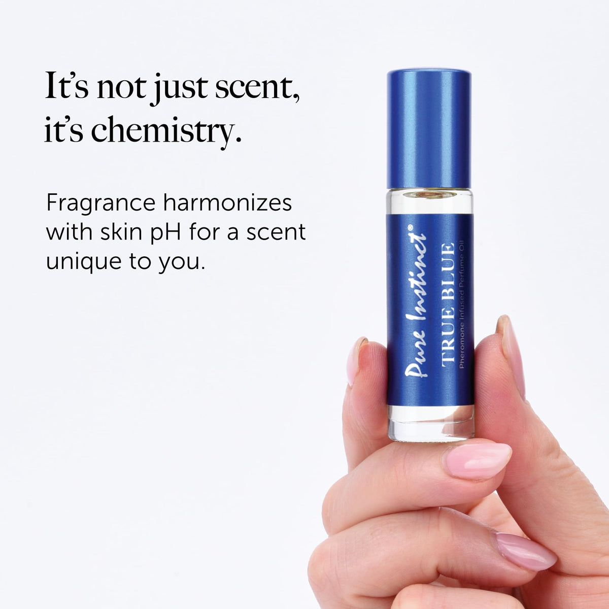 Pure Instinct Roll-On parfum unisexe sur une table avec fleurs