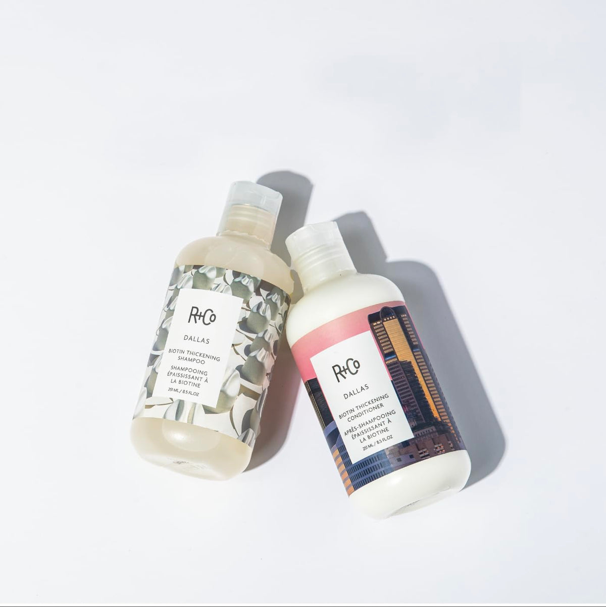R+Co Après-shampoing Épaississant Biotin Dallas 8,5 Oz, texture crémeuse