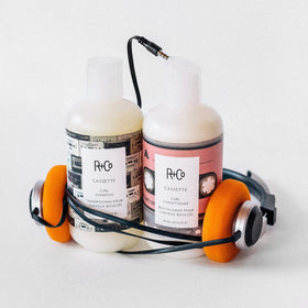 R+Co Cassette Shampoo application sur cheveux