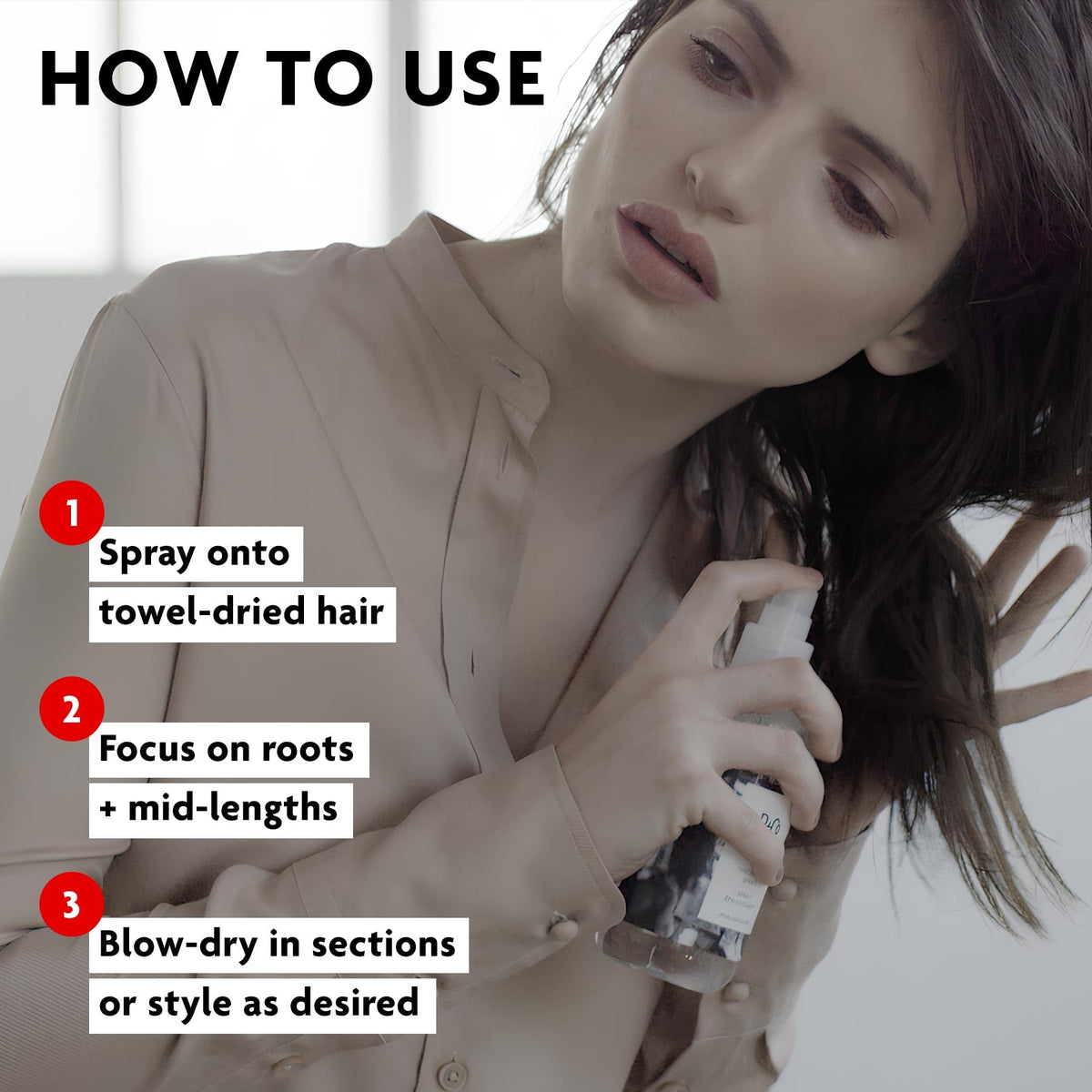 R+Co Spray Épaississant Dallas en utilisation sur cheveux