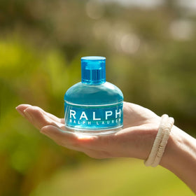 Ralph Eau de Toilette Femme 100ml sur une table avec fleurs