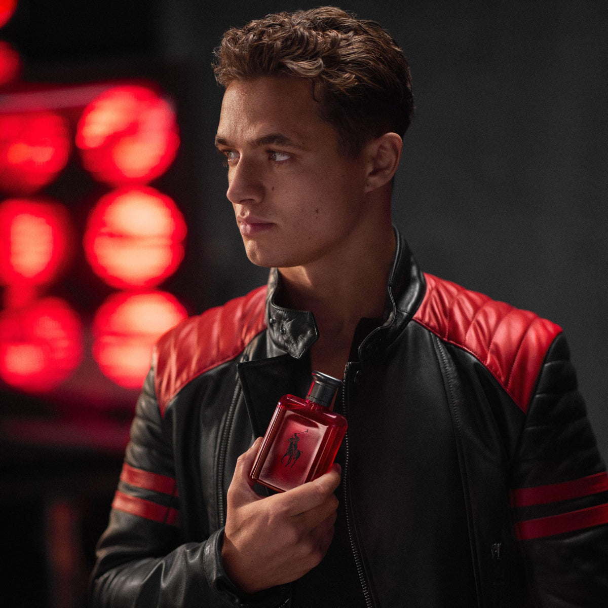 Ralph Lauren Polo Red avec des ingrédients en arrière-plan