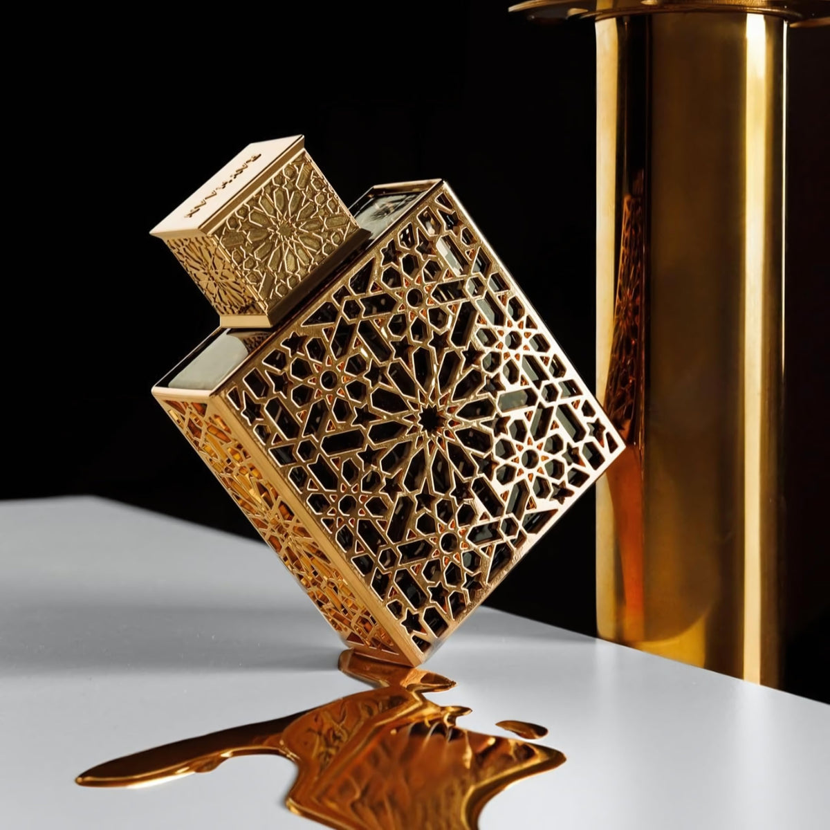 RAYHAAN Elixir Eau de Parfum 100ml sur une table élégante