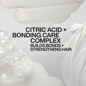 Redken Conditioner Acidic Bonding Concentrate 1060g dans une salle de bain