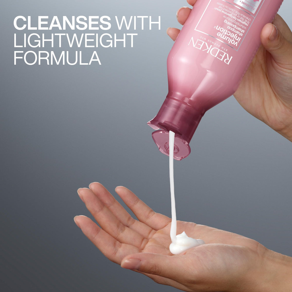 Redken Shampoo Volume Injection 340g en cours d'utilisation sur cheveux