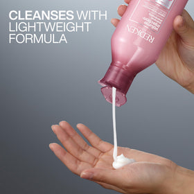 Redken Shampoo Volume Injection 340g en cours d'utilisation sur cheveux