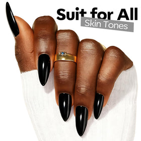 Résultat final d'une manucure avec le vernis à ongles gel noir modelones