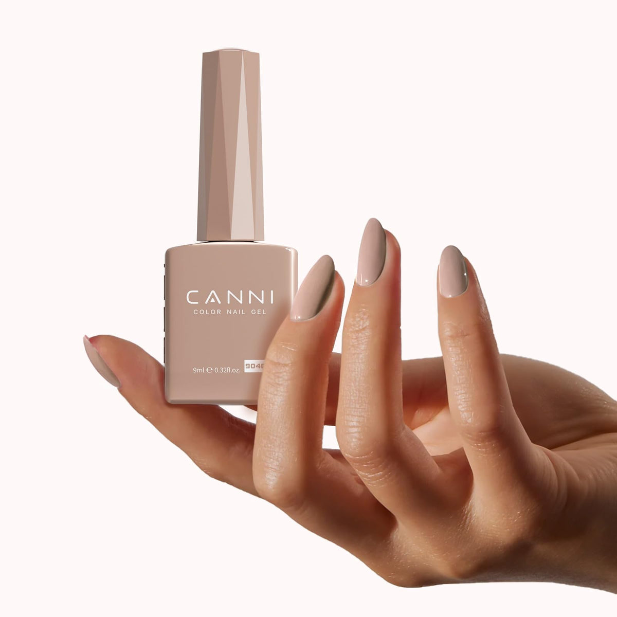 Résultat final de la manucure avec vernis CANNI