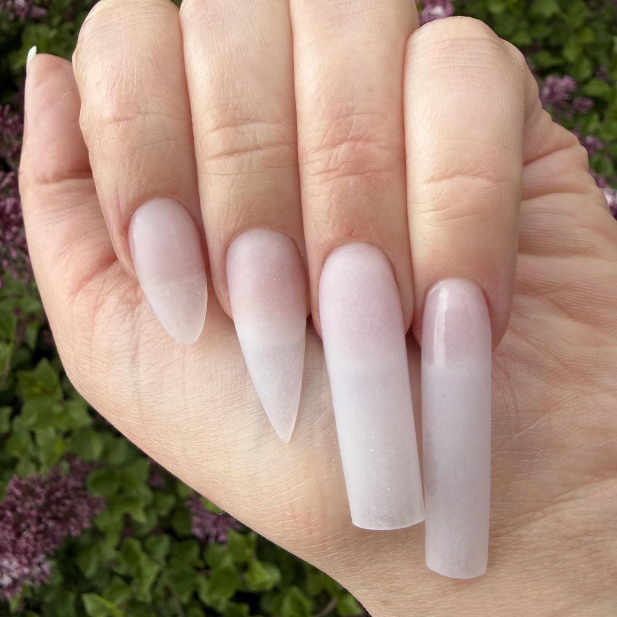Résultat final des ongles avec poudre acrylique rose DeEnti