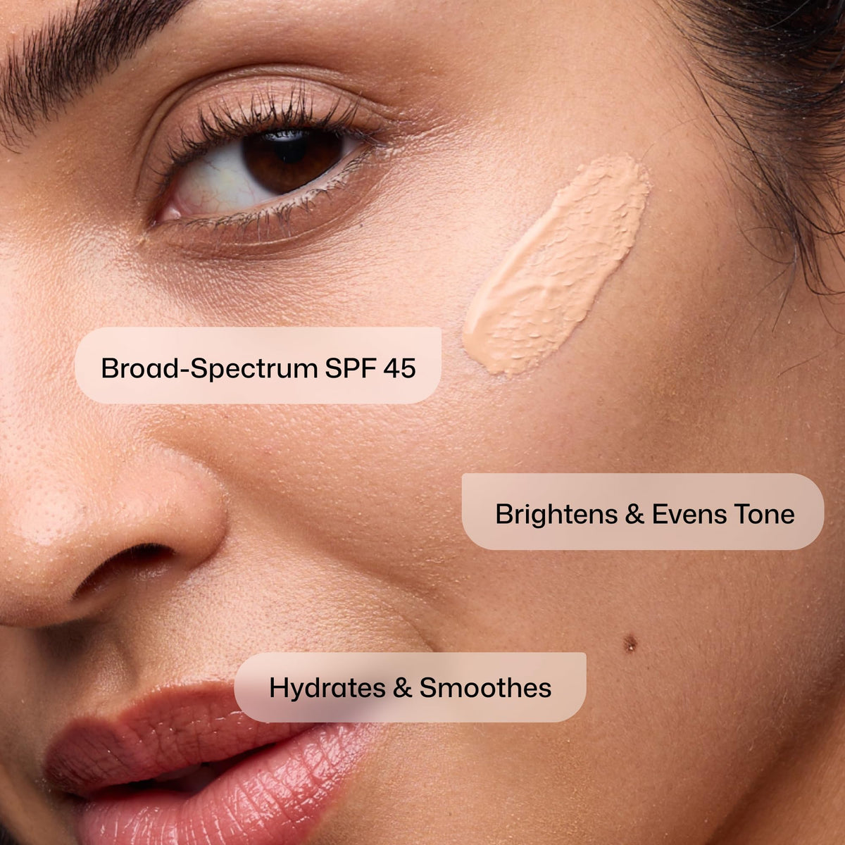 Revision Skincare Intellishade® Crème Solaire T teintée avec application sur le visage