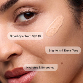 Revision Skincare Intellishade® Crème Solaire T teintée avec application sur le visage