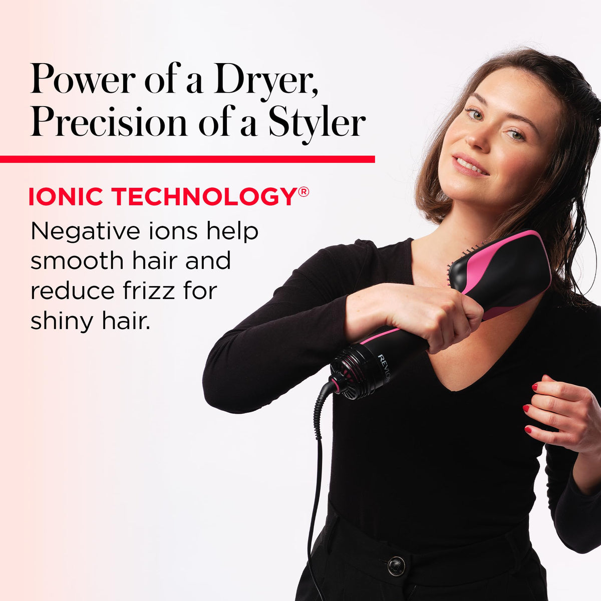 REVLON Brosse Séchoir et Lisseur 1100W sur un fond blanc