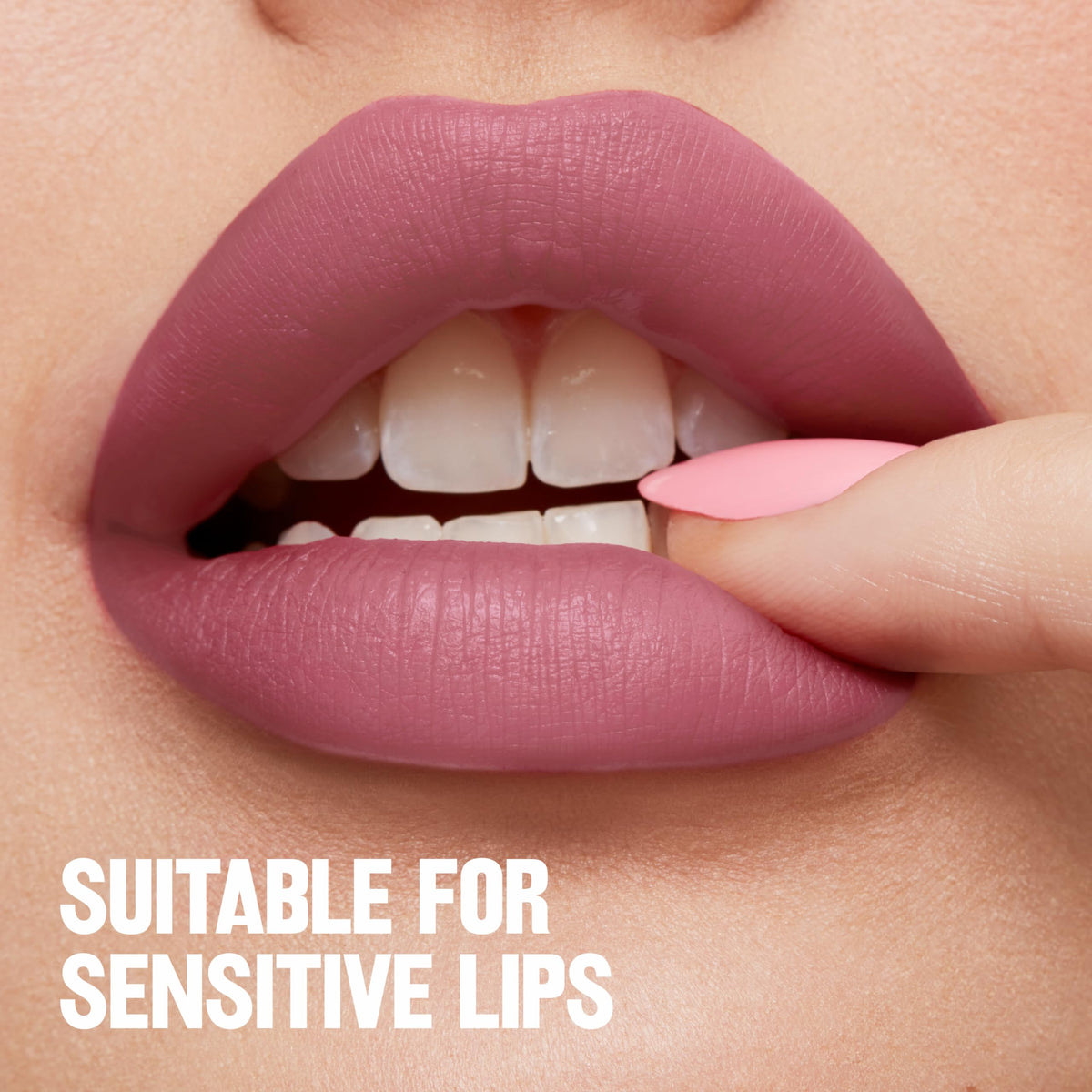 REVLON ColorStay Limitless Matte Lipstick 002 Poster Child avec fond neutre