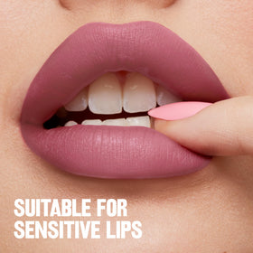 REVLON ColorStay Limitless Matte Lipstick 002 Poster Child avec fond neutre