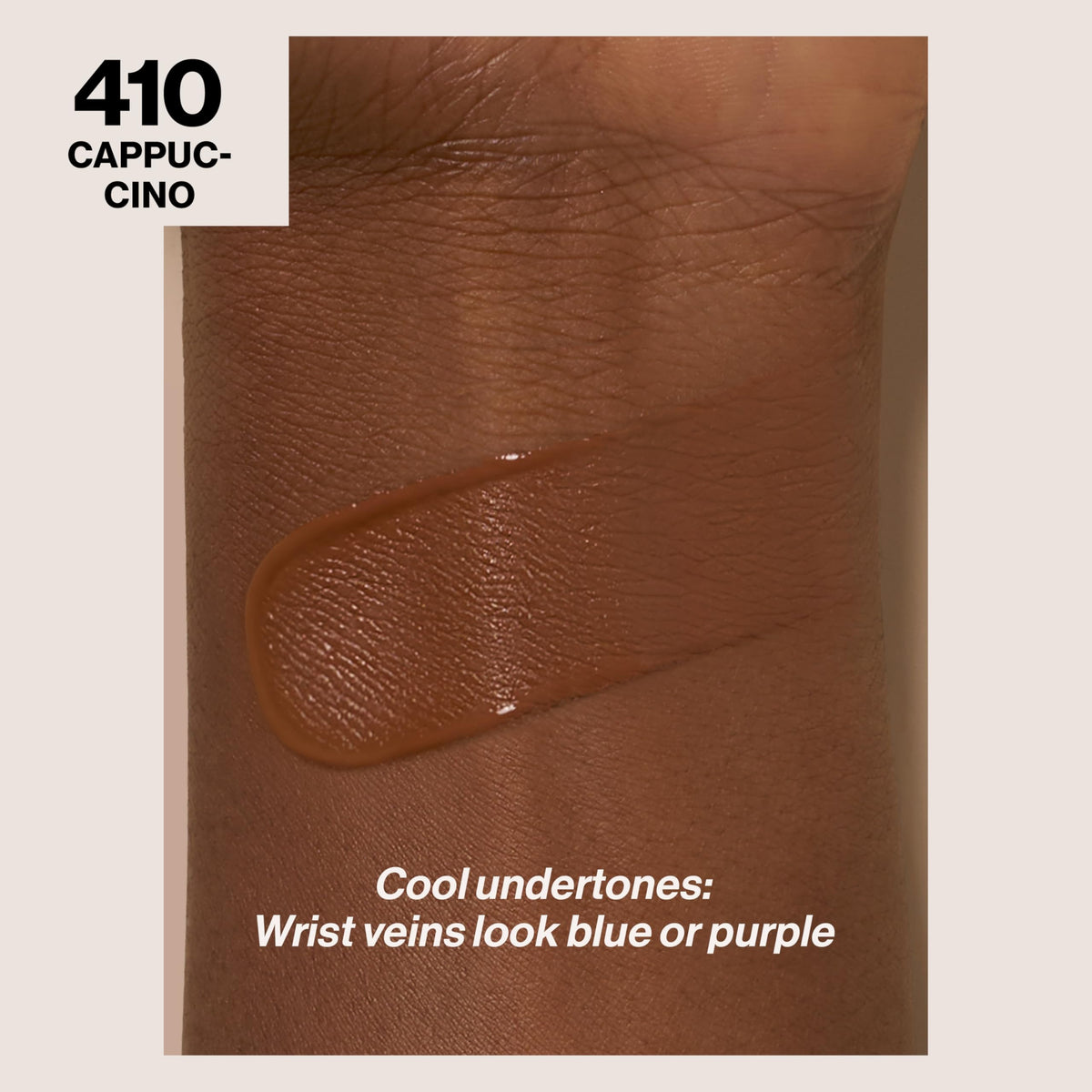 REVLON Fond de teint 410 Cappuccino texture sur la main